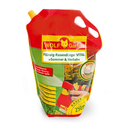 Produktbild von Wolf-Garten LV 250 R Vital Sommer und Herbst Flüssig-Rasendünger Nachfüllpack in einer roten Verpackung mit Markenlogo, Bildern eines grünen Rasens und Anwendungsbeispiels, sowie Informationen zu Inhalt und Anwendung in deutscher Sprache.