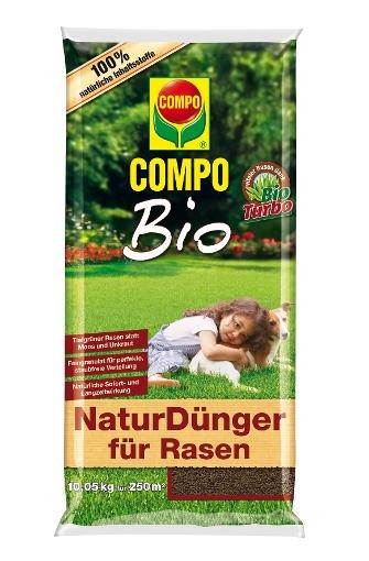 Produktbild von COMPO Bio NaturDünger für Rasen Verpackung mit Markenlogo grünem Rasenhintergrund und einem lächelnden Mädchen das auf dem Rasen liegt.