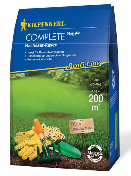 Produktbild von Kiepenkerl Profi Line Complete Nachsaat-Rasensamen Verpackung mit Hinweisen zur Anwendung und Angaben zur Flächenabdeckung sowie Gartenwerkzeugen und Handschuhen im Vordergrund.