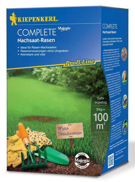 Produktbild von Kiepenkerl Profi Line Complete Nachsaat-Rasensamen mit Angaben zur Ergiebigkeit und Anleitung zur Rasenerneuerung sowie einer Rasenfläche und Gartengeräten im Vordergrund.