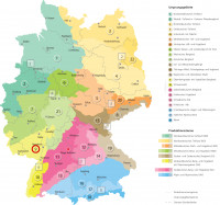 Produktbild der Rieger-Hofmann Blumenwiese zeigt eine farbige Deutschlandkarte mit Regionen, Ursprungsgebieten und Beschriftungen zur Kategorisierung von...