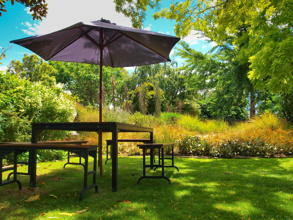 Gartenmöbel im Schatten — Stockfoto