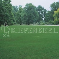 Produktbild von Kiepenkerl RSM 2.2.2 Gebrauchsrasen extreme Trockenlagen eine dichte grüne Rasenfläche mit Bäumen im Hintergrund und dem Logo Kiepenkerl.