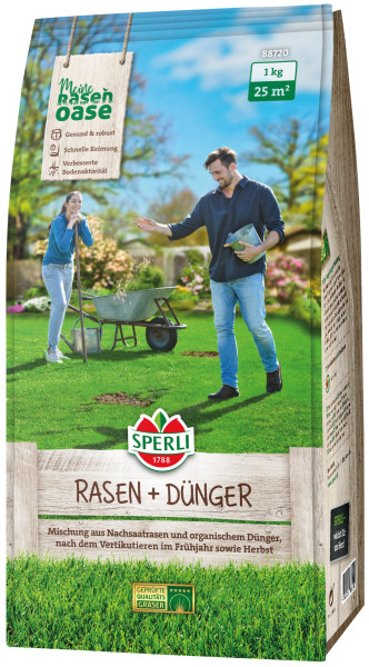 Produktbild von SPERLI Rasen Plus Duenger Verpackung mit einem Mann der Duenger ausbringt und einer Frau mit Schubkarre auf einer gruenen Rasenflaeche Informationen zu Produktgewicht und Abdeckungsflaeche sowie Markenlogo und Qualitaetssiegel.