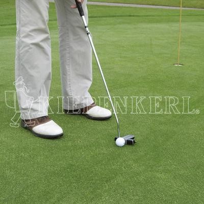 Produktbild von Kiepenkerl DSV RSM 4.4.3 Golfrasen Spielbahn zeigt eine Person beim Golfspielen auf einem grünen Golfrasen mit Golfschläger und Ball nahe einem Loch.