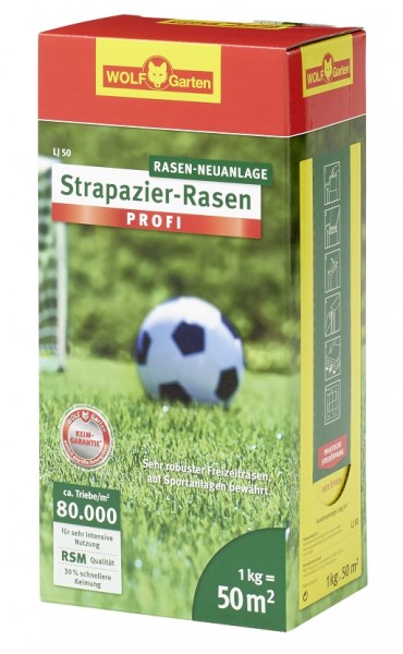 Produktbild von Wolf-Garten LJ Strapazierrasen Verpackung mit Rasen-Saatgut und Informationen zur Anzucht auf Deutsch, im Hintergrund ein Fußball auf Rasenfläche.