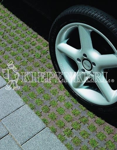 Produktbild von Kiepenkerl DSV RSM 5.1.1 Parkplatzrasen ohne Achillea zeigt Rasenfläche neben Pflastersteinen mit Autoreifen im Bildausschnitt und Kiepenkerl-Logo.