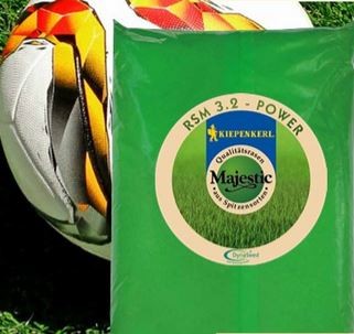 Produktbild von Kiepenkerl Majestic RSM 3.2 Rasensamen mit 15 Prozent Poa pratensis Dynaseed in grüner Verpackung auf Rasenfläche neben einem teilweise sichtbaren Fußball.