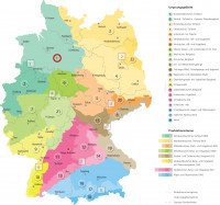 Produktbild von Rieger-Hofmann Magerrasen zeigt eine farbige Karte von Deutschland mit verschiedenen Nummern und Farben zur Kennzeichnung der Ursprungs- und...