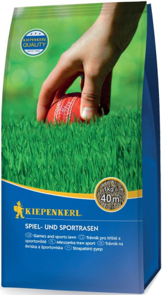 Produktbild von Kiepenkerl Spiel- und Sportrasen mit Darstellung einer Hand, die einen roten Cricketball auf dichtem grünen Rasen platziert, Verpackungsdesign und Produktbezeichnungen in verschiedenen Sprachen.