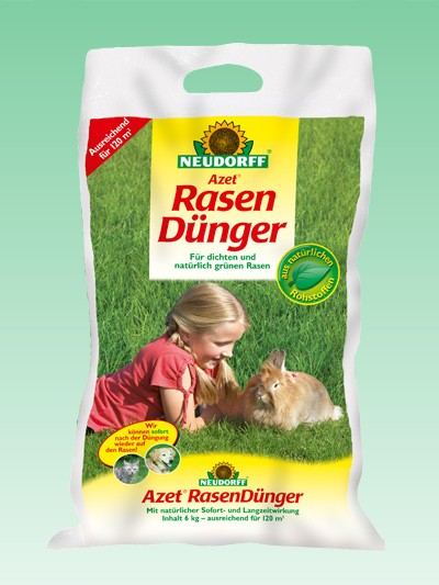 Produktbild von Neudorff Azet Rasen-Duenger Verpackung mit einem Maedchen das auf einer Wiese mit einem Kaninchen spielt und Informationen zu Bio-Produkt fuer dichten und natuerlich gruenen Rasen